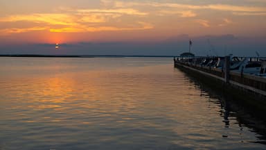 D1MW8E sunset along the bay in Beach Haven, Long Beach Island, New Jersey