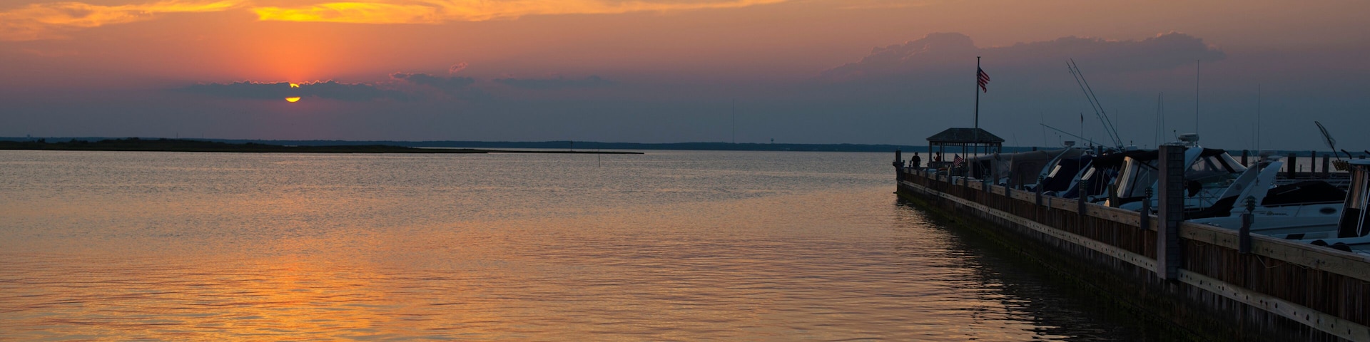 D1MW8E sunset along the bay in Beach Haven, Long Beach Island, New Jersey