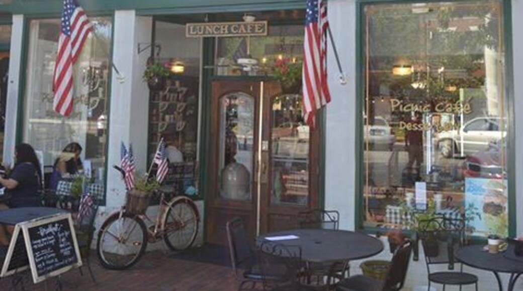 This place was booming on a Monday morning. Try their blackberry lemonade. It was delicious.