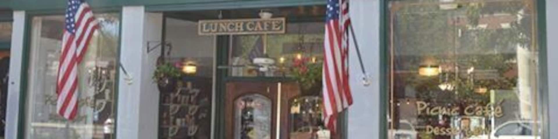 This place was booming on a Monday morning. Try their blackberry lemonade. It was delicious.