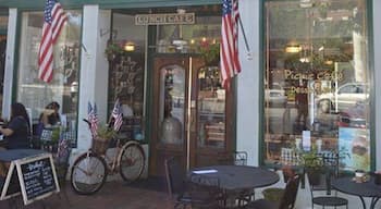 This place was booming on a Monday morning. Try their blackberry lemonade. It was delicious.