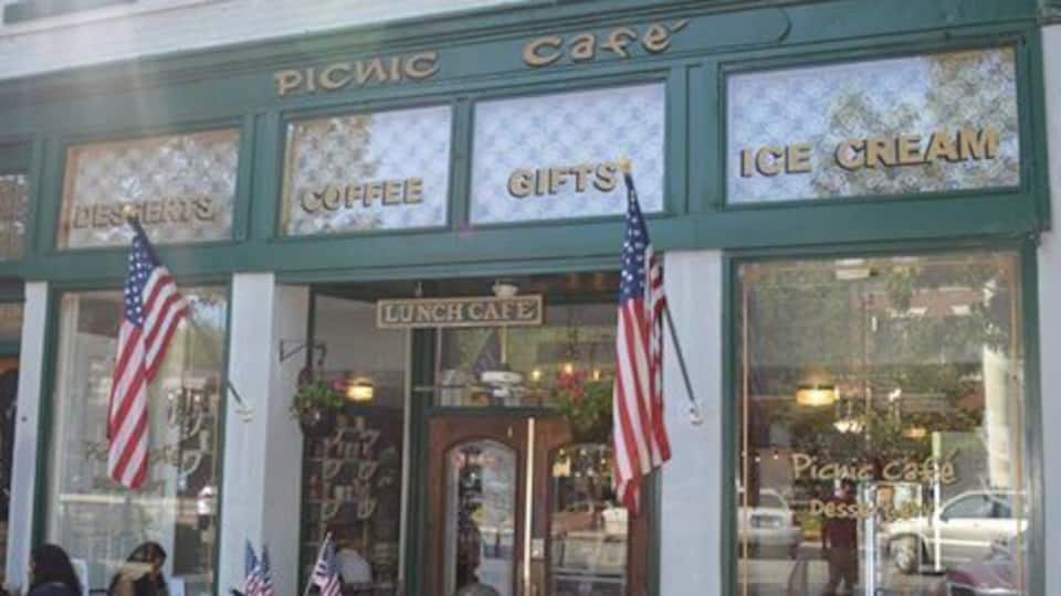 This place was booming on a Monday morning. Try their blackberry lemonade. It was delicious.