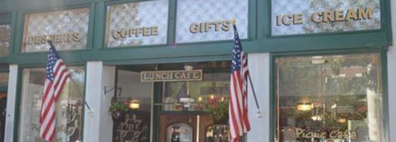 This place was booming on a Monday morning. Try their blackberry lemonade. It was delicious.