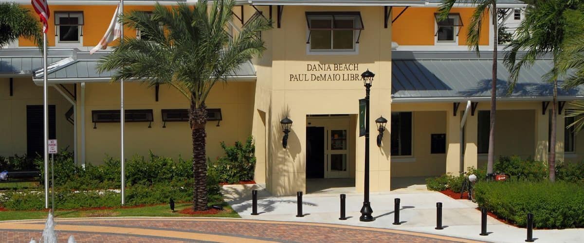 This photo was taken a few months after this library was opened in Dania Beach Florida.
#library #DaniaBeach #Florida