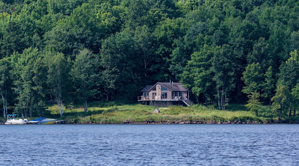 A lake front holiday home on the shores of Nelson lake in Hayward Wisconsin