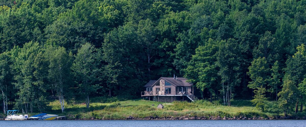 A lake front holiday home on the shores of Nelson lake in Hayward Wisconsin