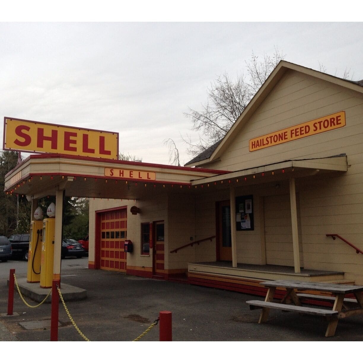 Old school Shell station. Too bad it's not in operation. 🚗🚙⛽