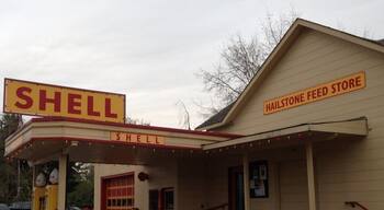 Old school Shell station. Too bad it's not in operation. 🚗🚙⛽