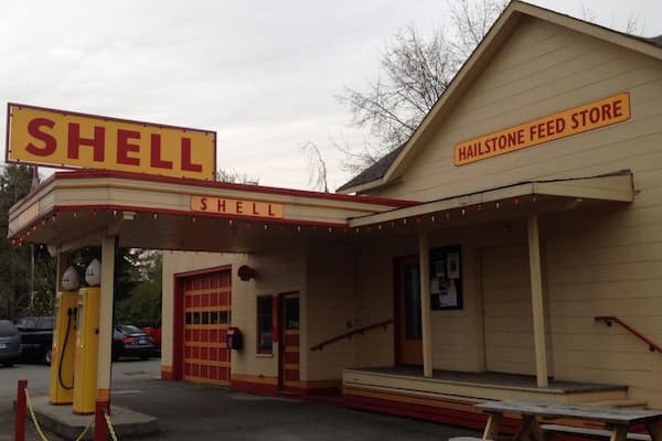 Old school Shell station. Too bad it's not in operation. 🚗🚙⛽