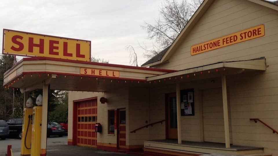 Old school Shell station. Too bad it's not in operation. 🚗🚙⛽