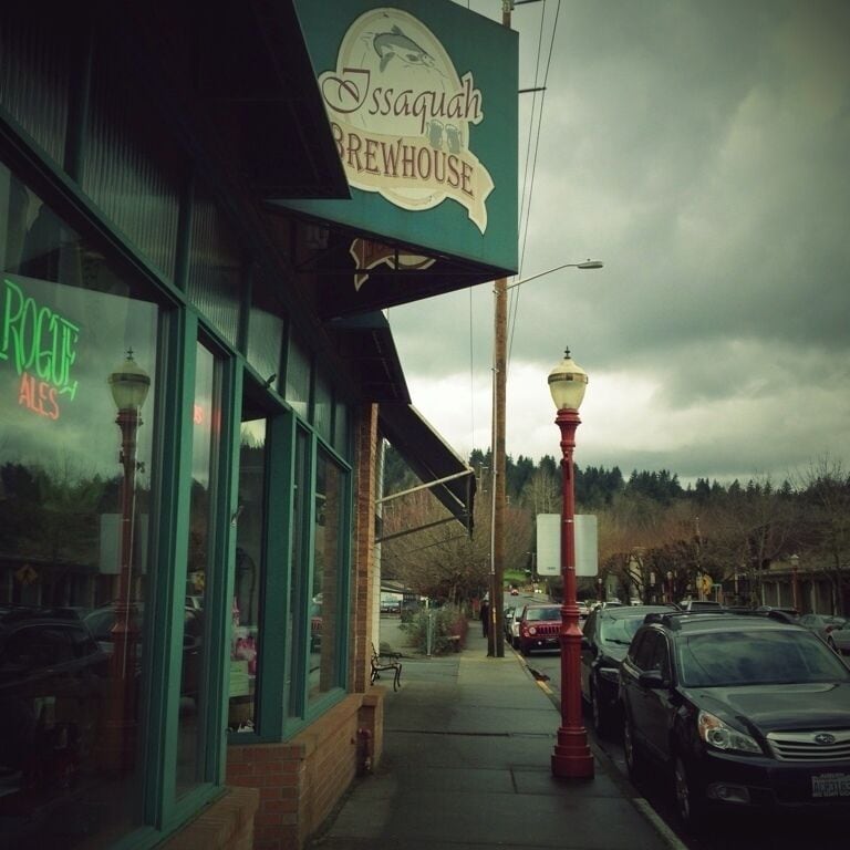 A great place to find some fantastic local beer and good comfort food. Just be careful if you're on a budget. The beer is about $5 per glass and the three-piece order of fish & chips is probably about $15 (it's listed as "market price" on the menu).