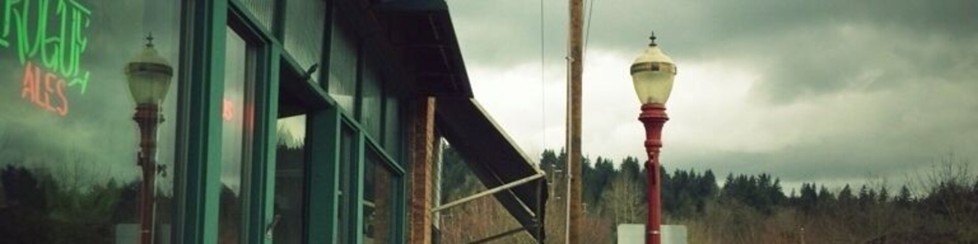 A great place to find some fantastic local beer and good comfort food. Just be careful if you're on a budget. The beer is about $5 per glass and the three-piece order of fish & chips is probably about $15 (it's listed as "market price" on the menu).