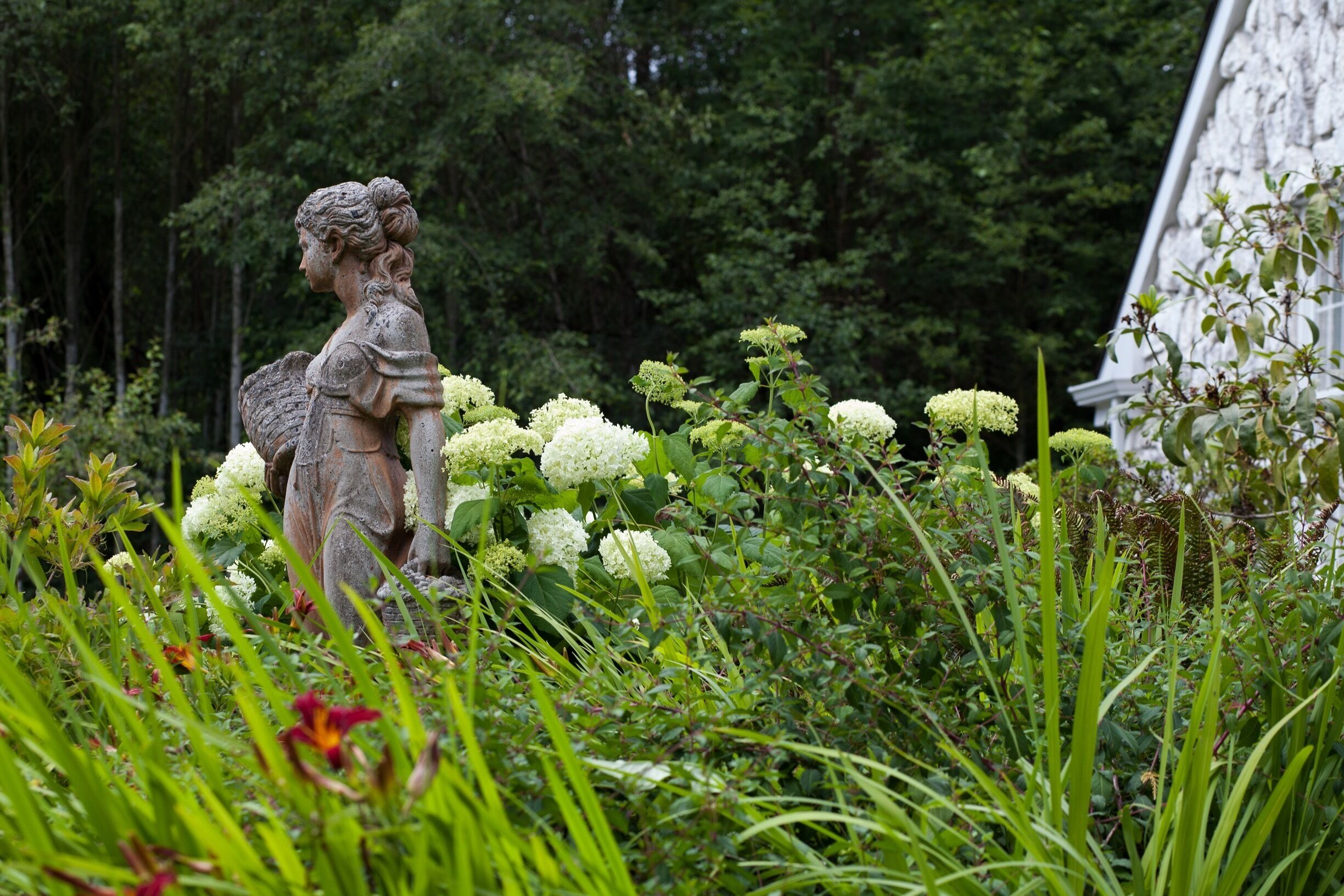 Love this statue in front of the house :)