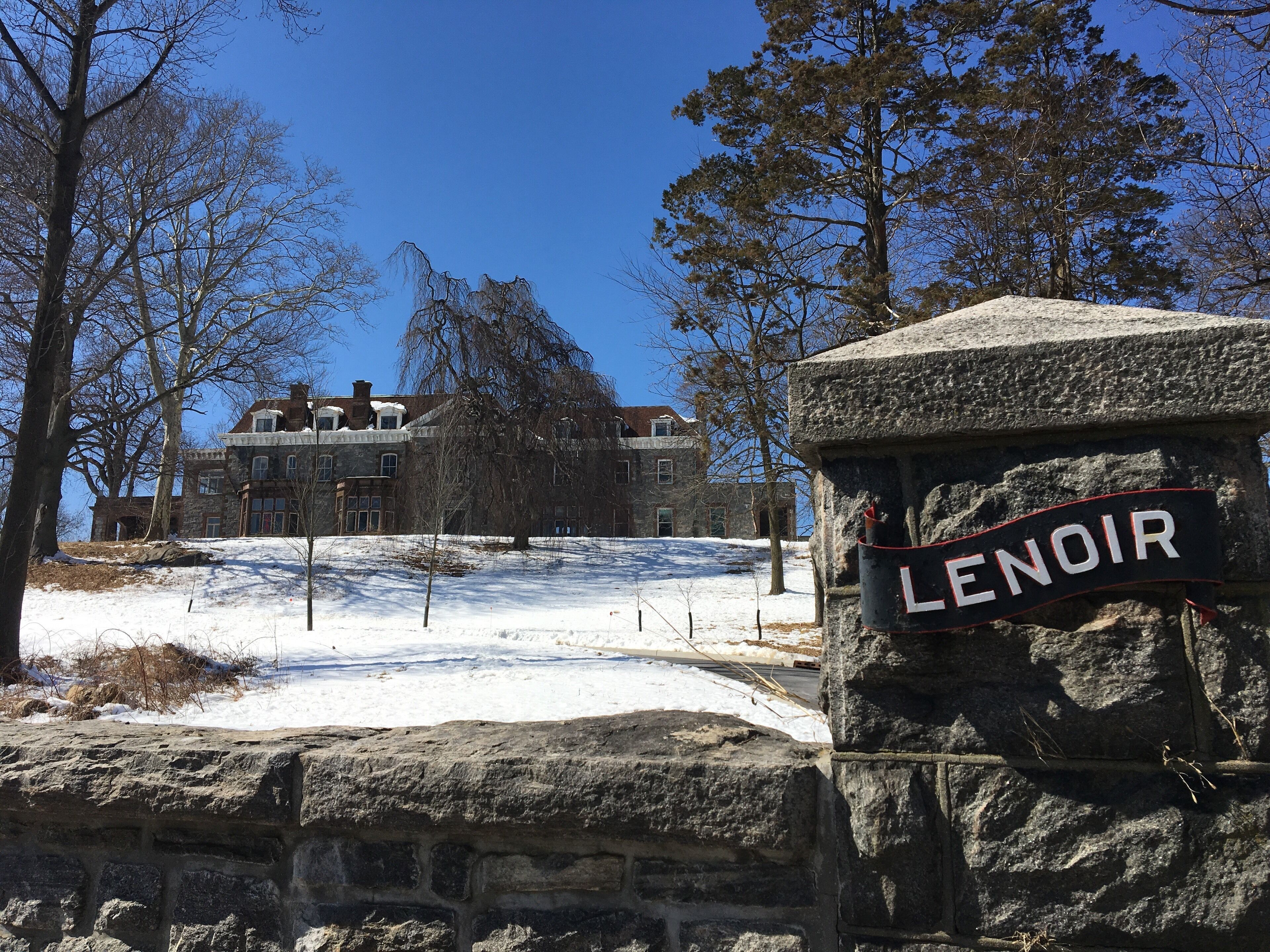 One of my new favorite places off the Metro-North train. River views, lots of feathered visitors, and this possibly haunted house. #OnTheRoad