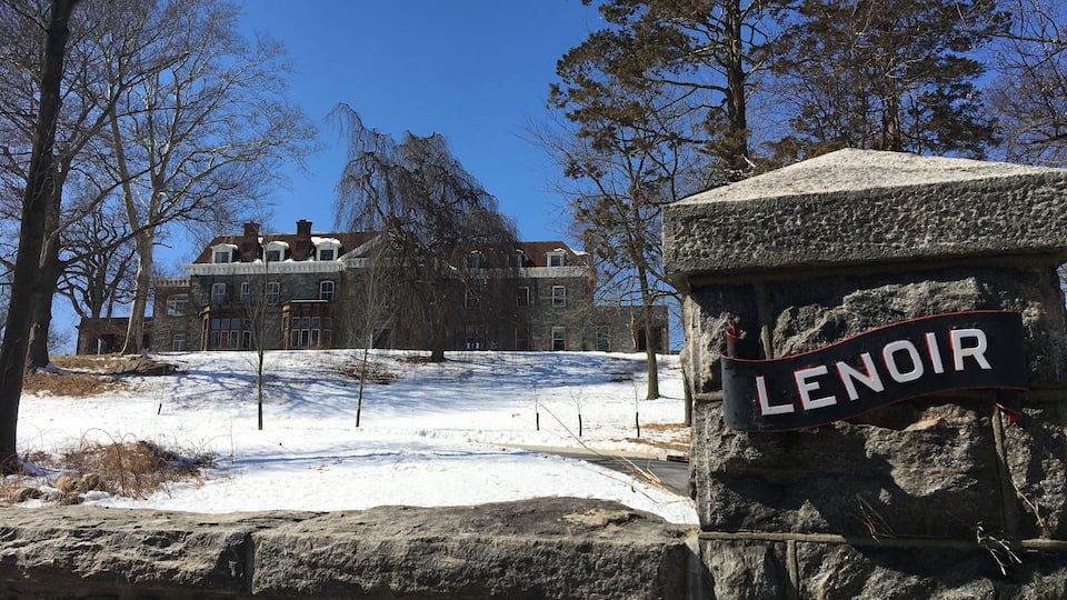 One of my new favorite places off the Metro-North train. River views, lots of feathered visitors, and this possibly haunted house. #OnTheRoad