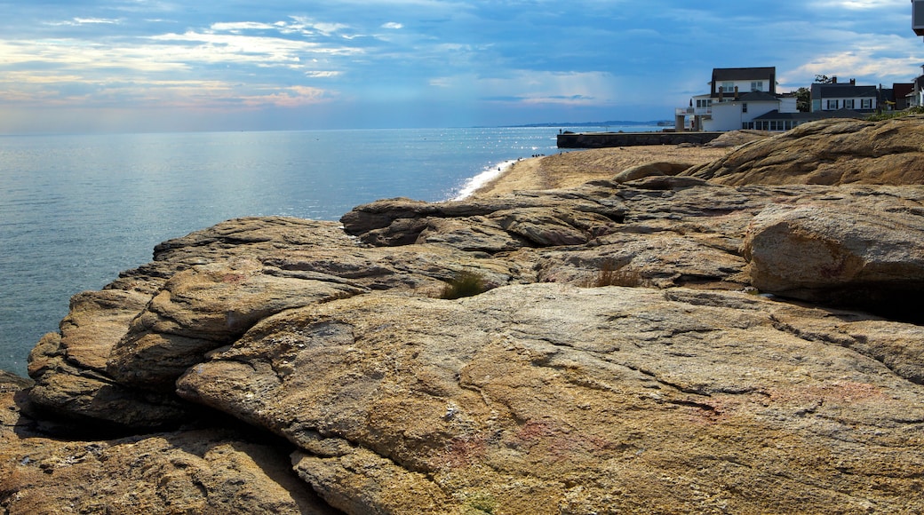 The rocky shores of Connecticut at Mansfield Beach