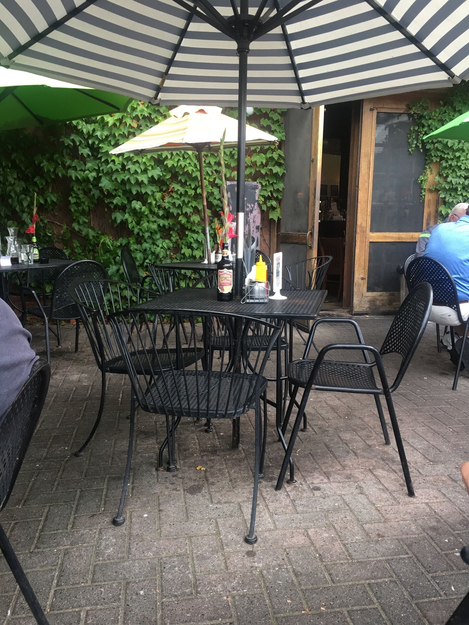 One of my favorite places to eat. Love being able to sit outside and to enjoy the weather. ☀️