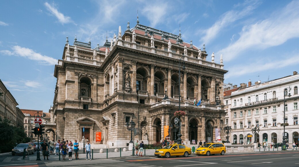 Budapest featuring theater scenes, heritage architecture and street scenes