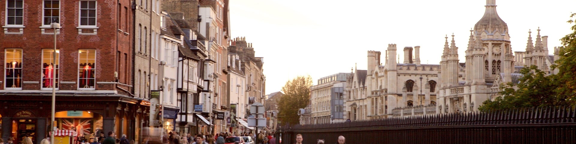 Cambridge che include strade cosi come un piccolo gruppo di persone