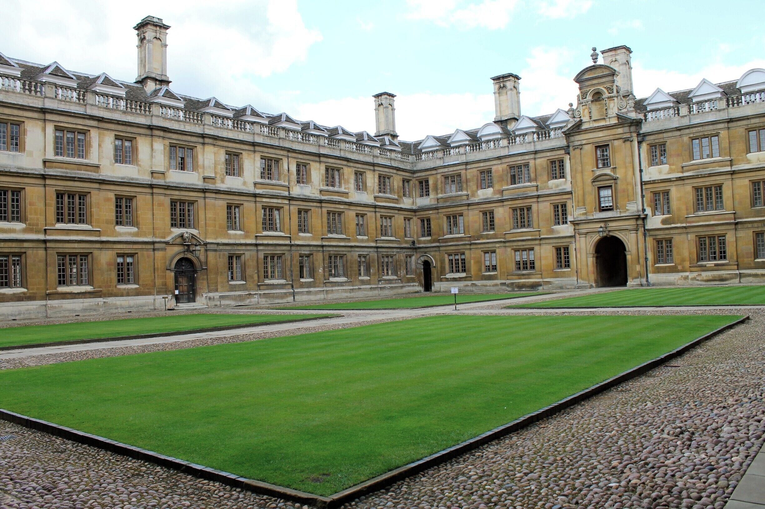 As the second oldest college at Cambridge, Clare spans the River Cam and - at its centre - you'll find the elegant Old Court. A beautiful example of a traditional Cambridge court. #england #travel #cambridge
