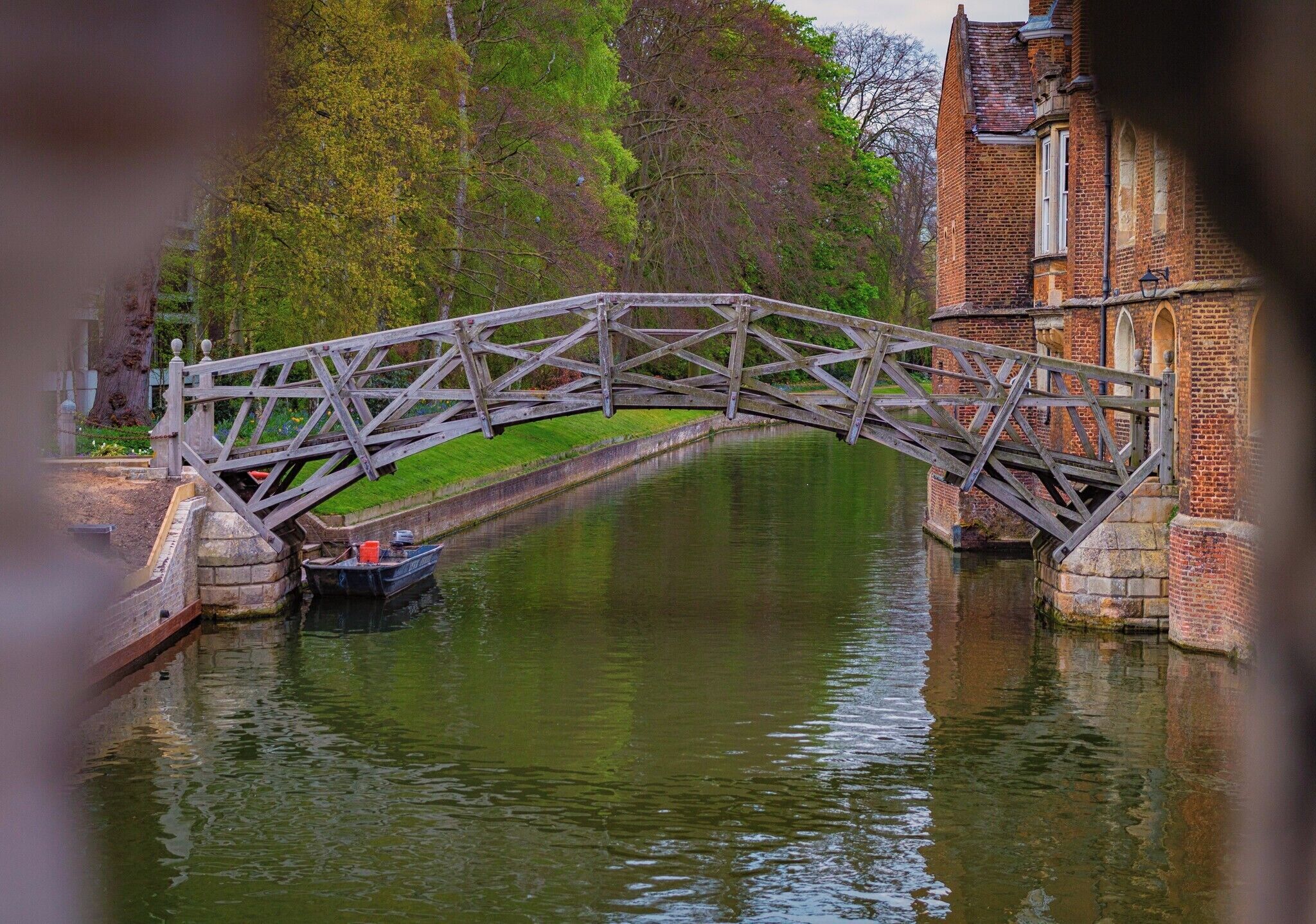 Wooden bridge spanning the River Cam. Made of straight planks of timber.

Canon 100D
Sigma 18-35mm