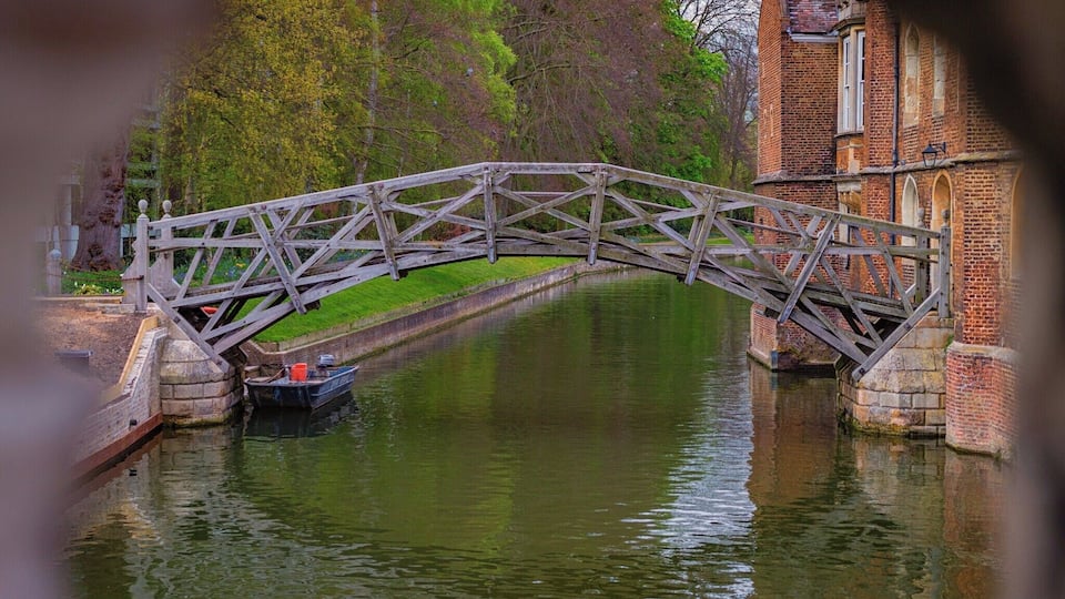 Wooden bridge spanning the River Cam. Made of straight planks of timber.
Canon 100D
Sigma 18-35mm