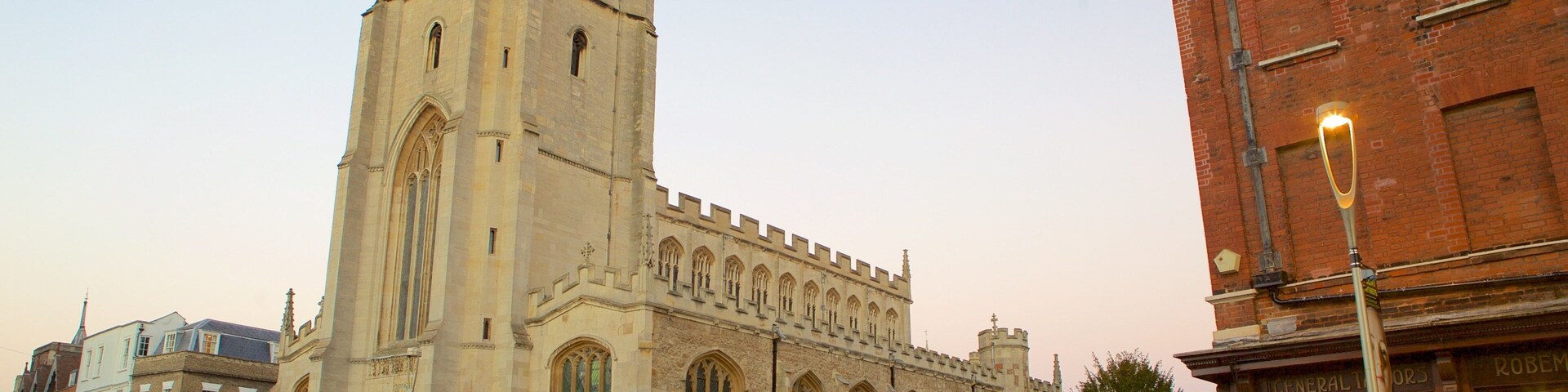 Una catedral histórica con una torre alta y ventanas grandes.