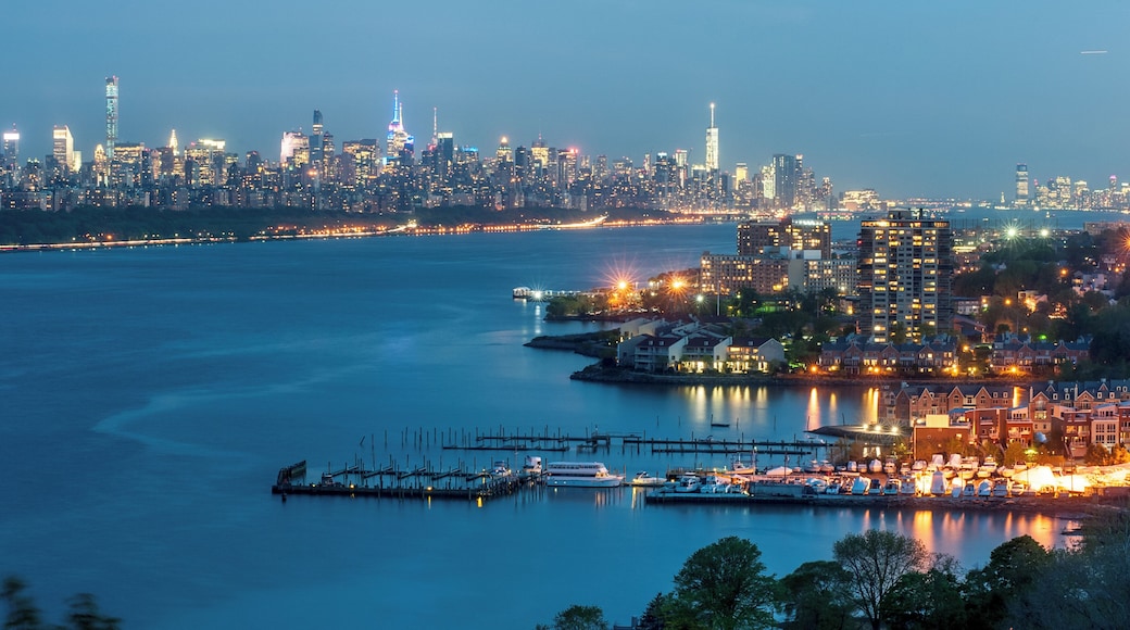 View from the Fort Lee Historic Park to the NYC downtown and Edgewater