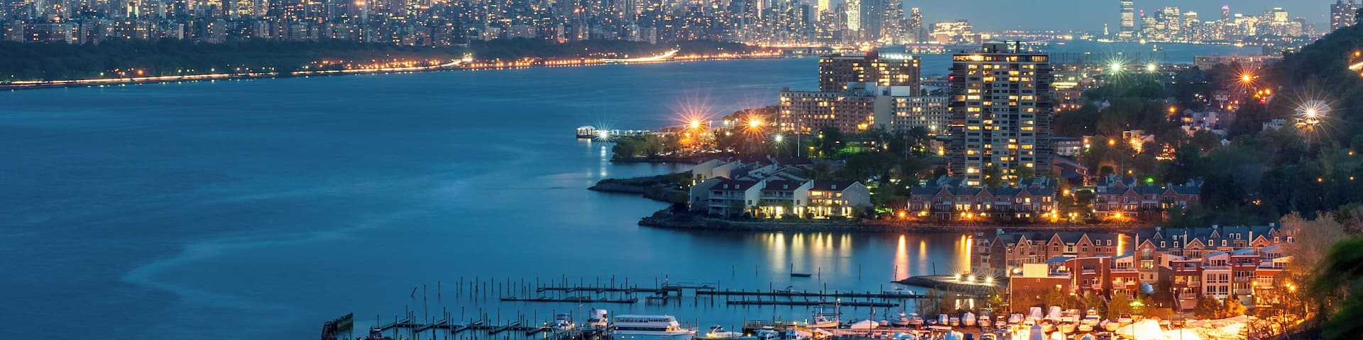 View from the Fort Lee Historic Park to the NYC downtown and Edgewater