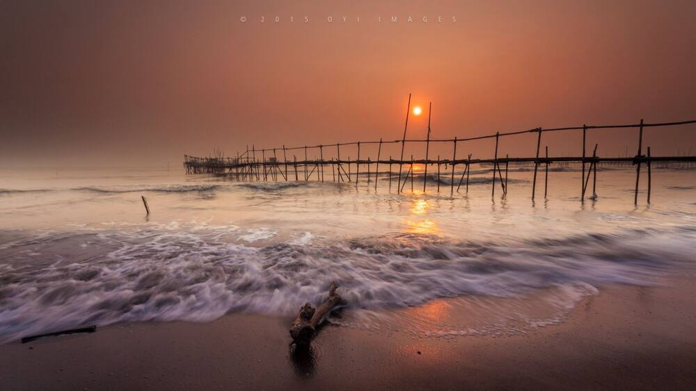 Here's the spot if you want to capture a perfect #sunrise with the bamboo bridges as the foreground.
Maybe Tanjung Pasir is not the most popular tourism place in #Banten province but from here you can also go to the nearest tourism spot, Pulau Untung Jawa within an hour by boat.