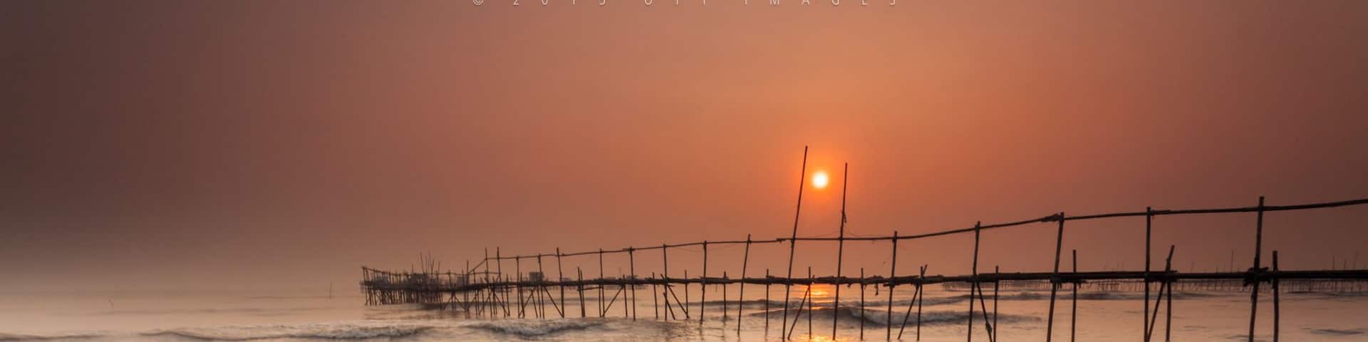 Here's the spot if you want to capture a perfect #sunrise with the bamboo bridges as the foreground.
Maybe Tanjung Pasir is not the most popular tourism place in #Banten province but from here you can also go to the nearest tourism spot, Pulau Untung Jawa within an hour by boat.