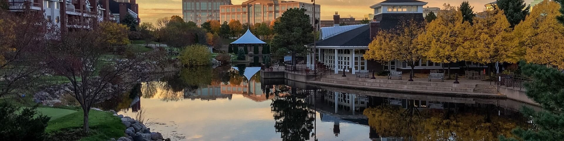 Nice little lake to walk around. They have paddle boats to rent, golf, a bandshell, farmers market, summer movie nights, and ice skating in the winter.
#StunningStructures