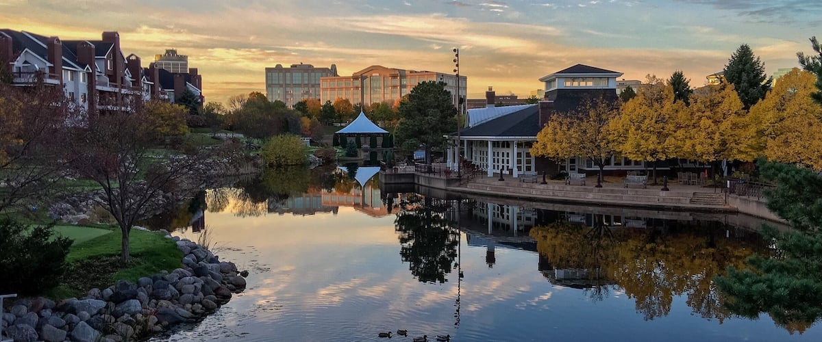Nice little lake to walk around. They have paddle boats to rent, golf, a bandshell, farmers market, summer movie nights, and ice skating in the winter.
#StunningStructures