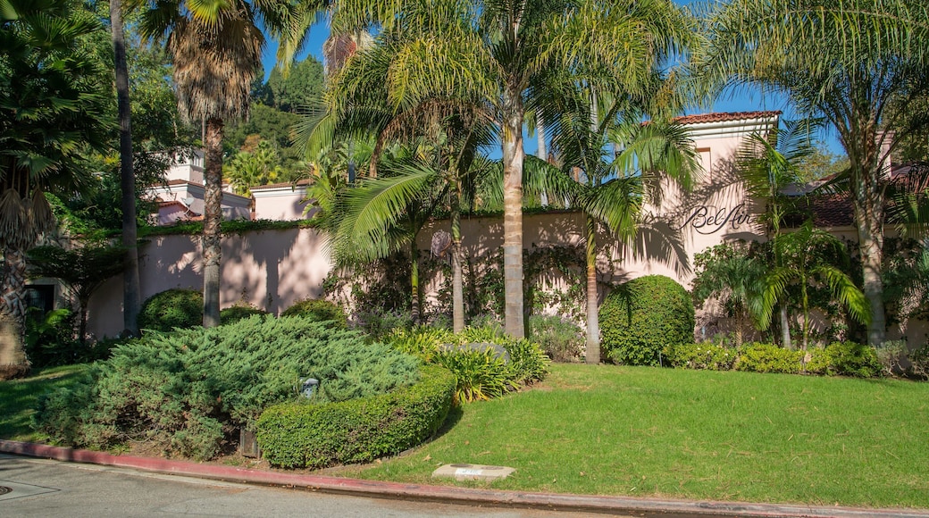 Bel Air showing a house