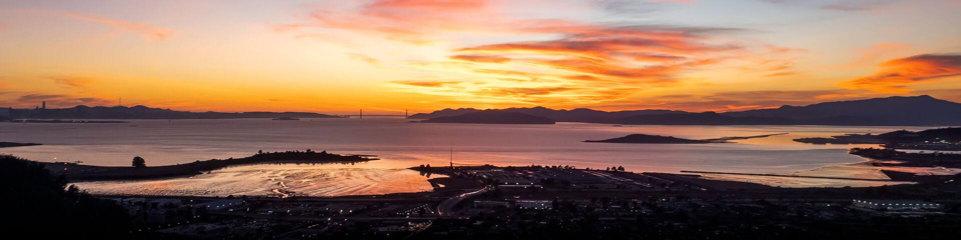 Sunset view from El Cerrito, CA looking towards the Golden Gate Bridge - Bay Area