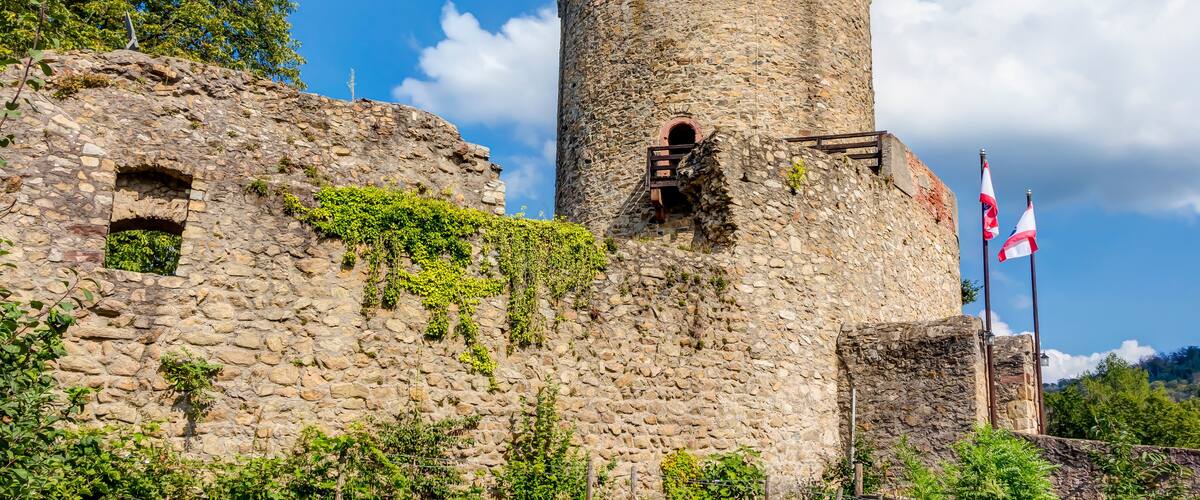 Der Burgfried im Schloss Alsbach bei Alsbach-Hähnlein an der Bergstraße, im Landkreis Darmstadt-Dieburg
