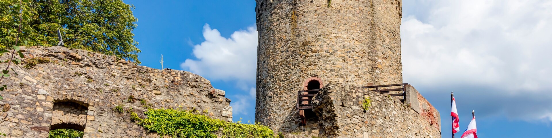 Der Burgfried im Schloss Alsbach bei Alsbach-Hähnlein an der Bergstraße, im Landkreis Darmstadt-Dieburg