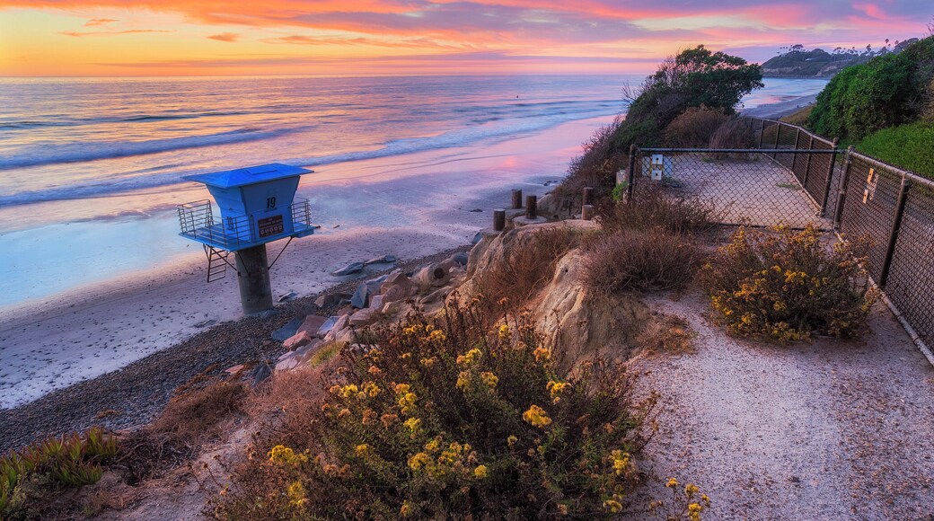 This is at the bottom of the ramp at Pipes surf beach. There is a little shortcut path to get down to the water other than walking all the way down the ramp.