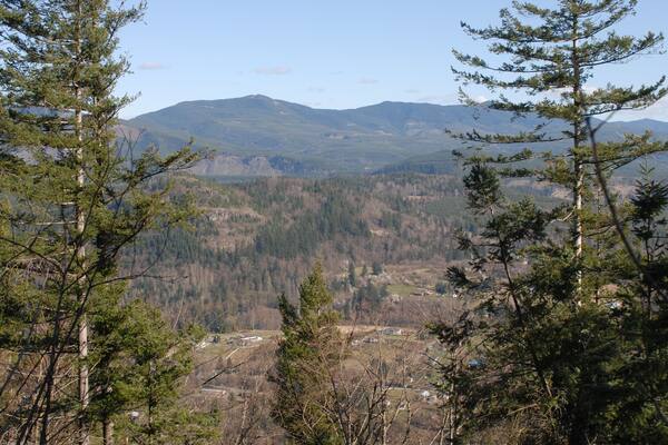 Pinnacle Peak Park is a 335-acre volcanic cone one mile southeast of downtown Enumclaw, surrounded on all sides by farmland and the White River. Known locally as Mt. Peak, or even Mt. Pete, Pinnacle Peak is one of the most popular hikes for people living in south King County.
Photo looking SE from the summit.
#Hiking #view #washingtonState #mountains