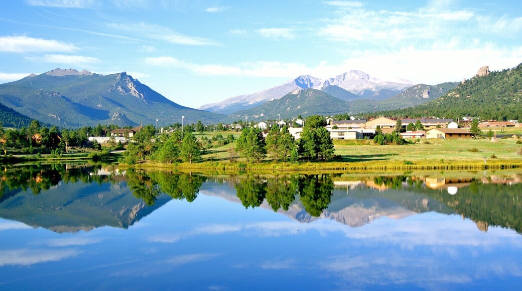 Estes Park has been one of my favorite #roadtrip destinations. It is so impressive driving into the park with views like this.