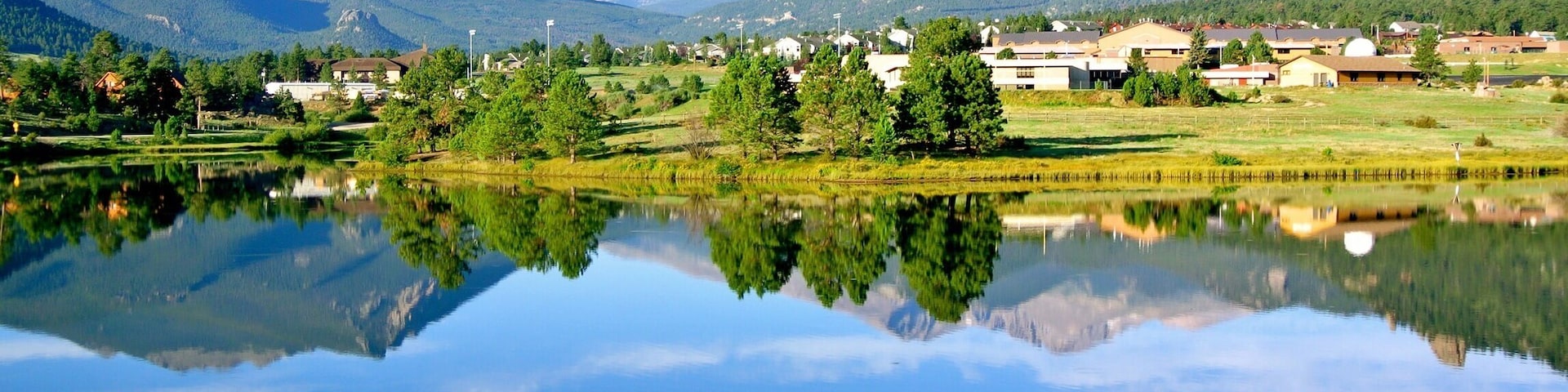 Estes Park has been one of my favorite #roadtrip destinations. It is so impressive driving into the park with views like this.