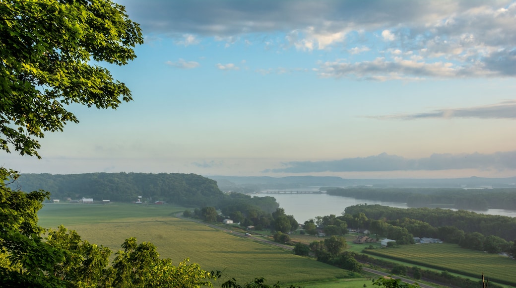 Beautiful view out over the Mississippi river from Bellevue state park, Iowa.