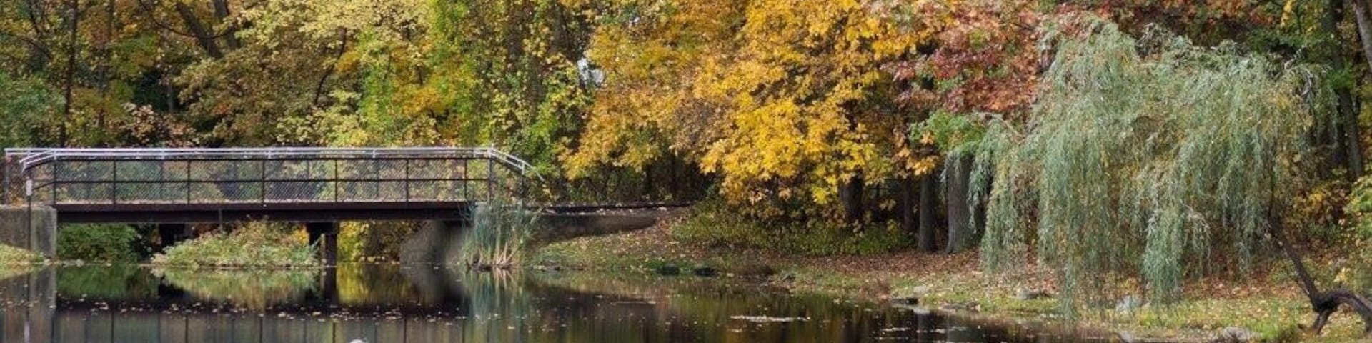 Small hiking trail, nice little lake, good birding