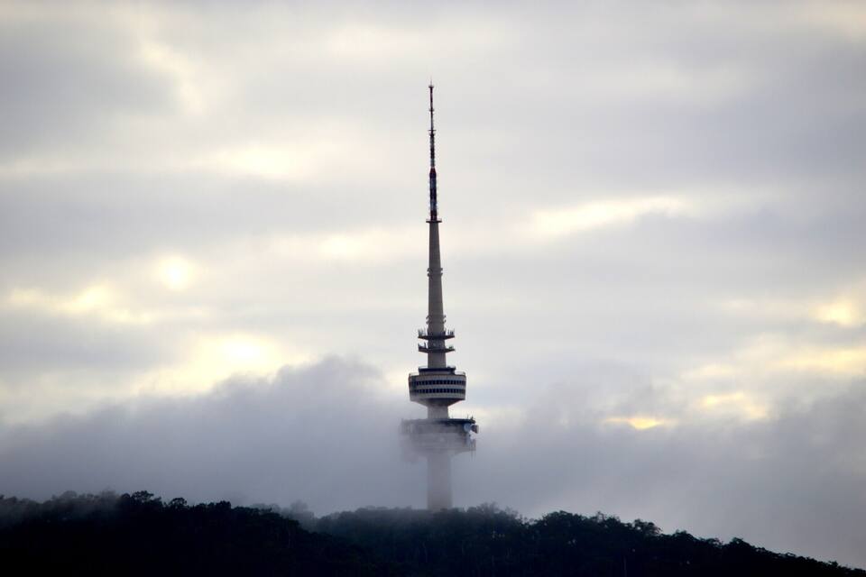 Una torre envoltada de núvols.