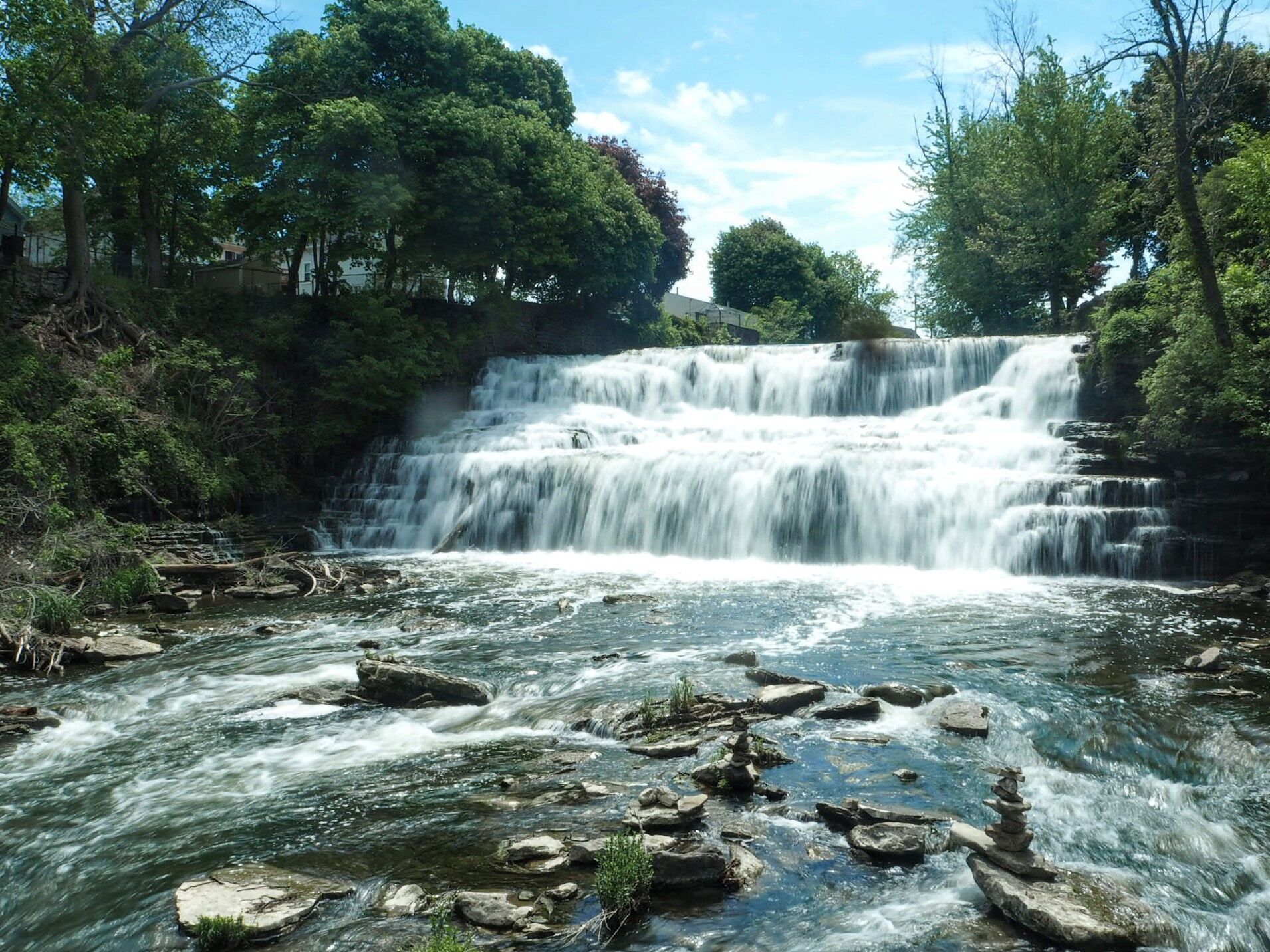 Just outside Buffalo you can visit Glen Park, a rather hidden pocket park behind a row of businesses. The main attraction is Glen Falls.