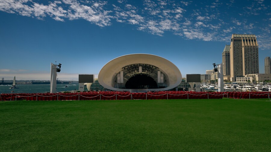 2023-08-18 THE RADY SHELL AT JACOBS PARK WITH A CITY SKYLINE AND BEAUTIFUL SKY IN DOWNTOWN SAN DIEGO CALIFORNIA