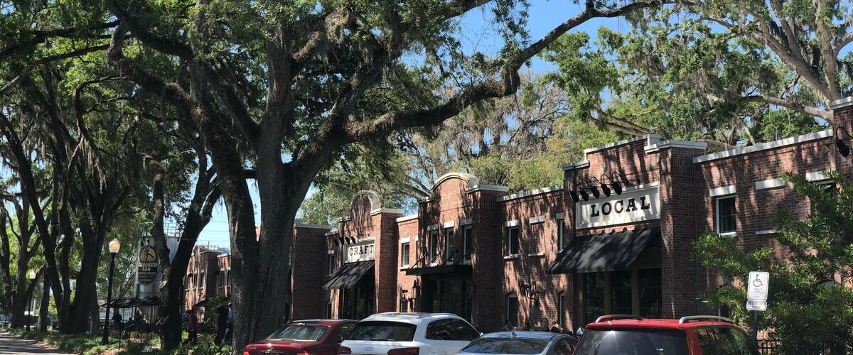 Love this tiny town, just 20 minutes from Walt Disney World. Inside #PlantStreetMarket you’ll find multiple vendors including local food, honey, coffee and desserts, and #crookedcanbrewing #wintergarden #lifeatexpedia