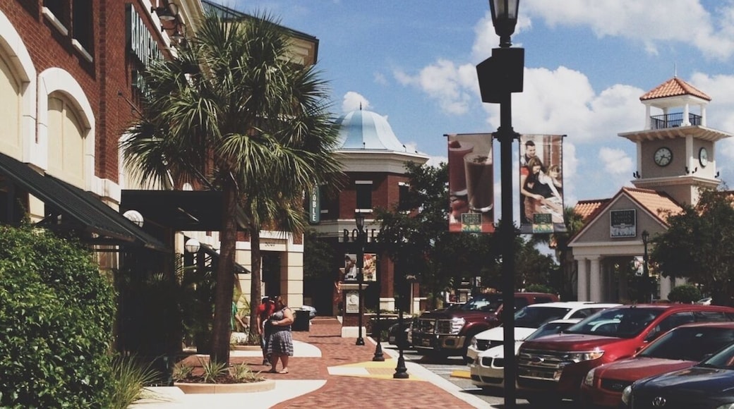 All the best shops in one place! Barnes & Noble, Old Navy, Target, Victoria's Secret, and more!