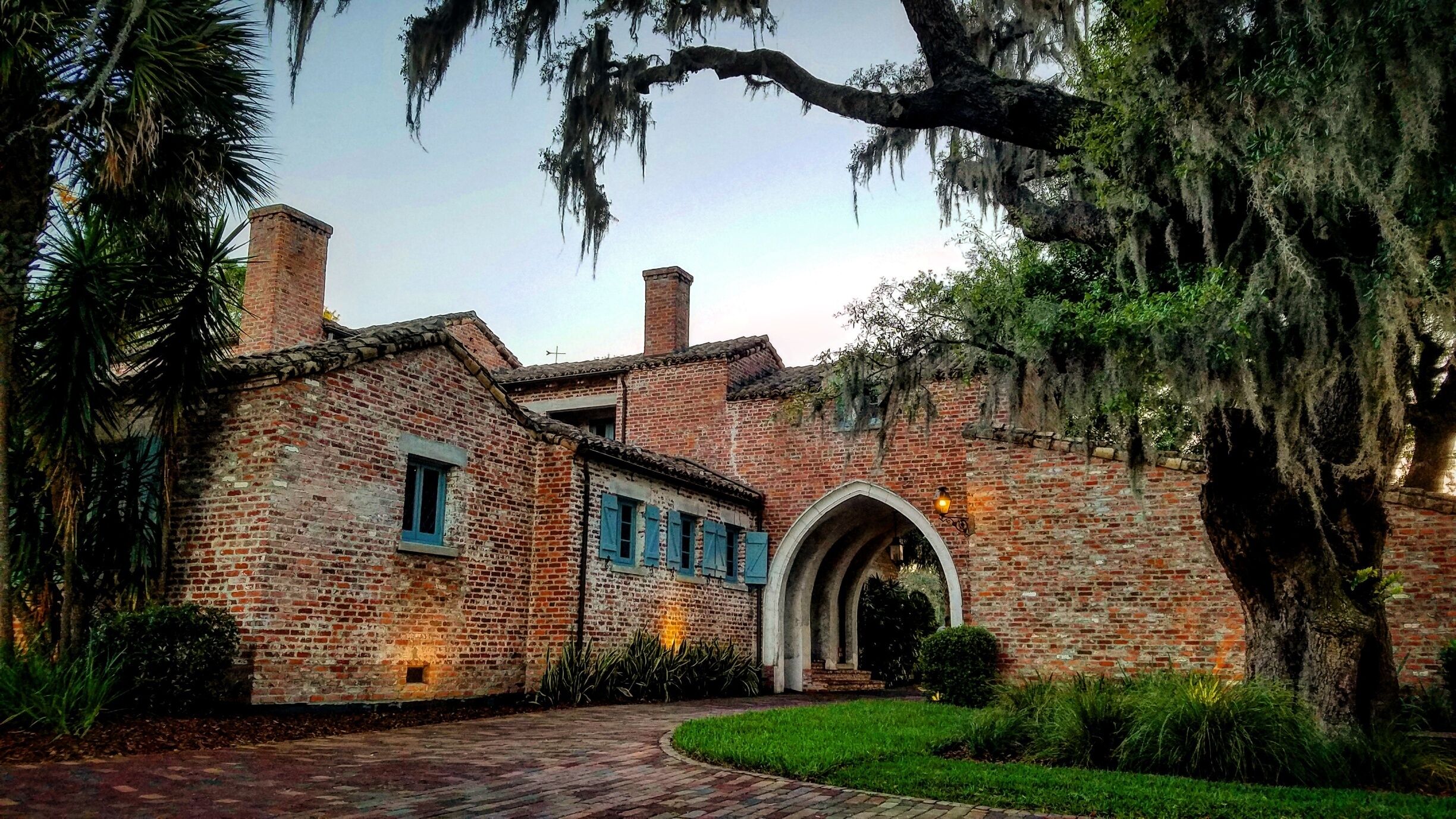 This historic old Florida estate was moved from its original location to this current site adjacent to the Winter Park Country Club. #CasaFeliz