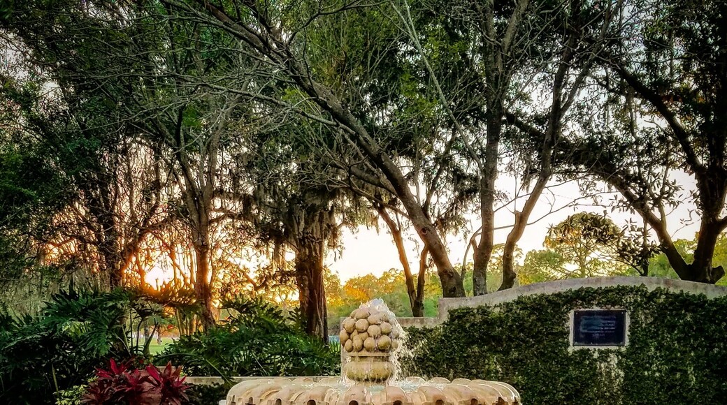 At the North end of tony Park Avenue lies the Winter Park Country Club with its nicely manicured Fairways.